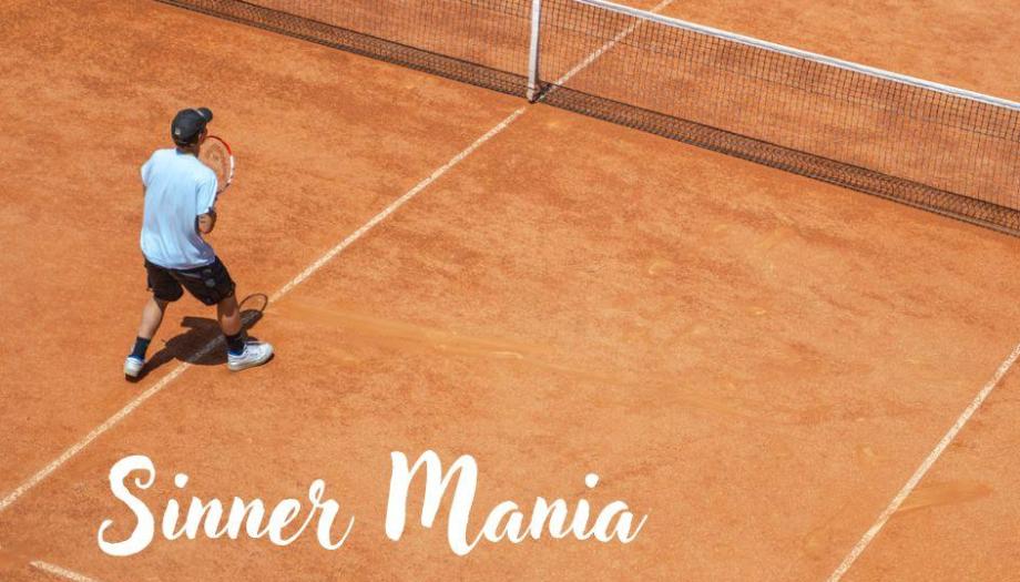 Giocatori di tennis su campo in terra battuta, scritta 'Sinner Mania'.