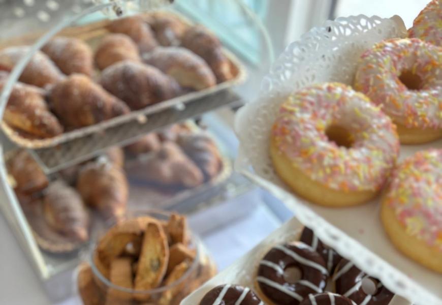 Vassoio di dolci assortiti: ciambelle, croissant, biscotti.