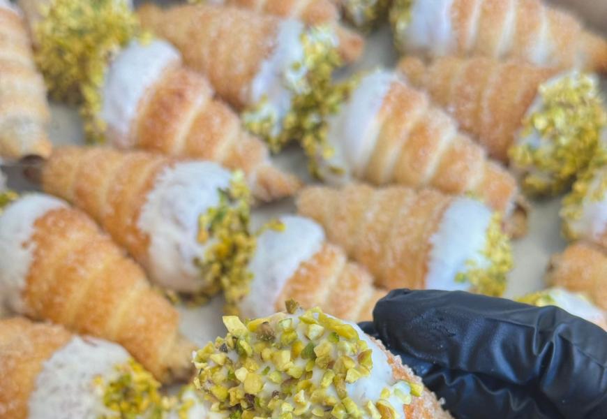 Cornetti dolci con crema e pistacchi.