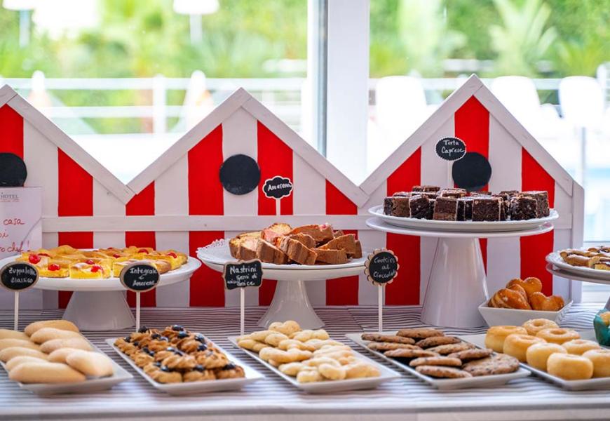 Buffet di dolci con torte e biscotti su alzate.