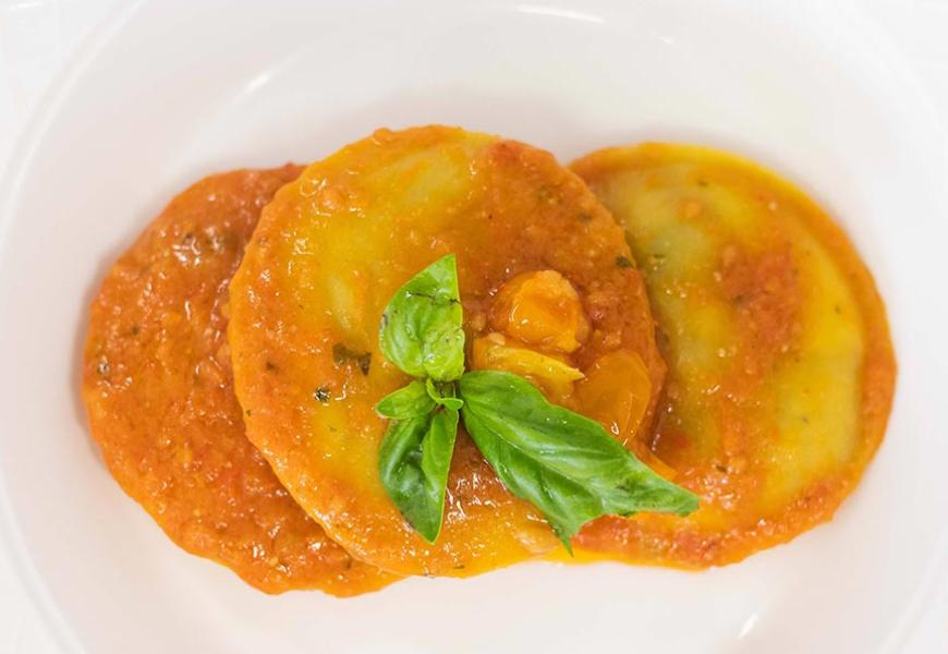 Ravioli al pomodoro con basilico fresco.