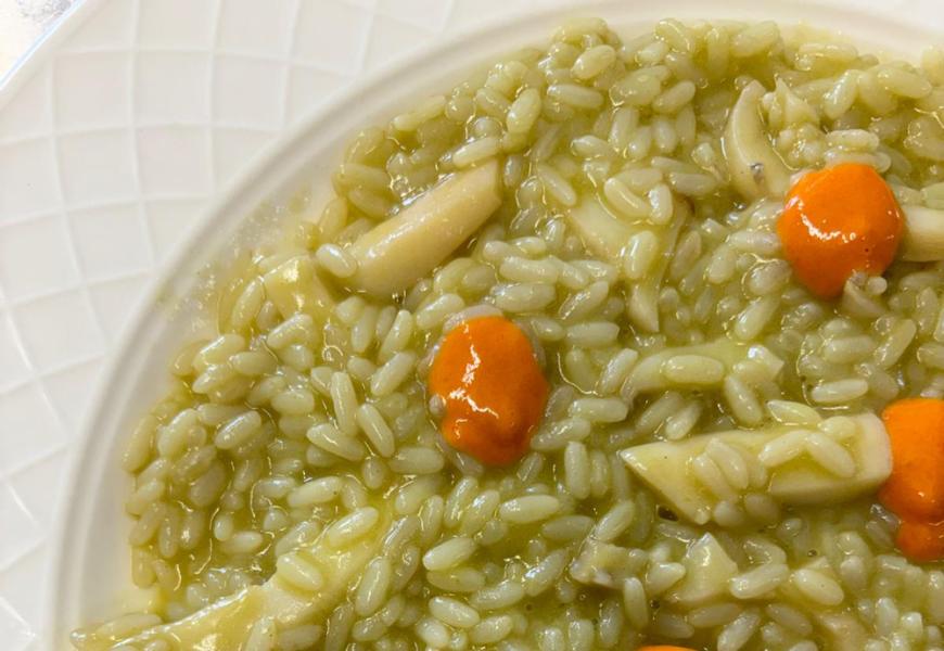 Risotto cremoso con funghi e salsa arancione.